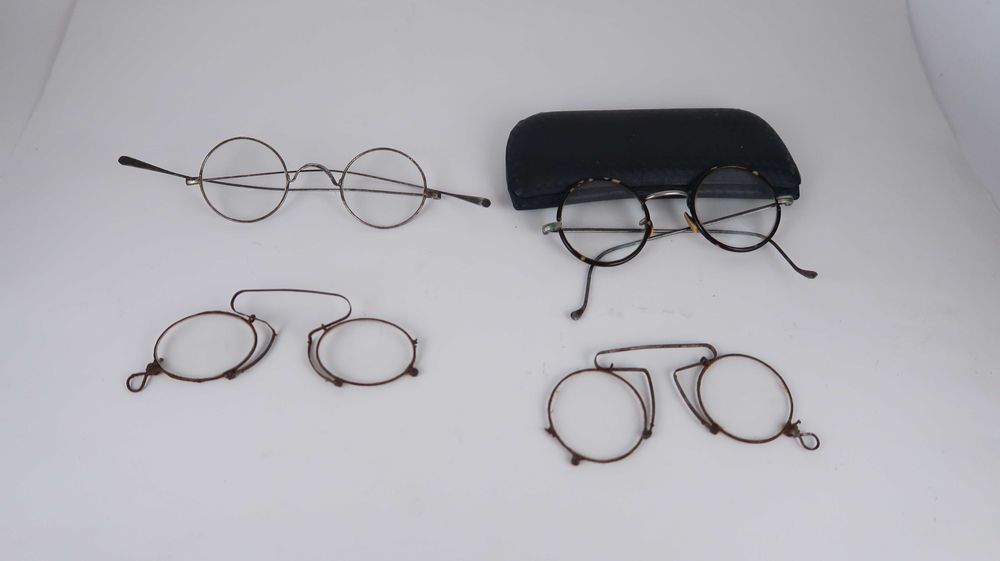 Conjunto de óculos antigos