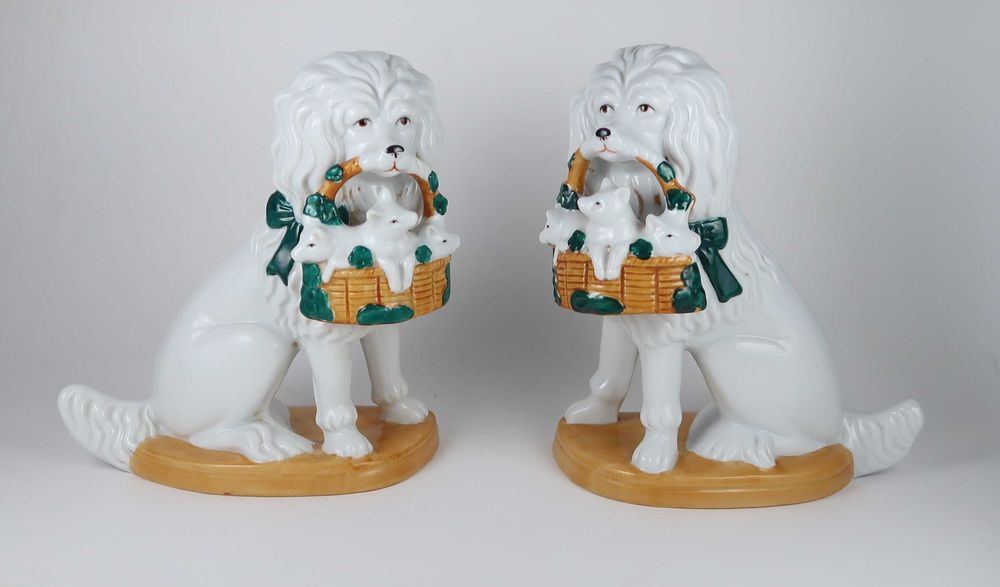 Par esculturas em porcelana - Cães com cesta - 21 cm