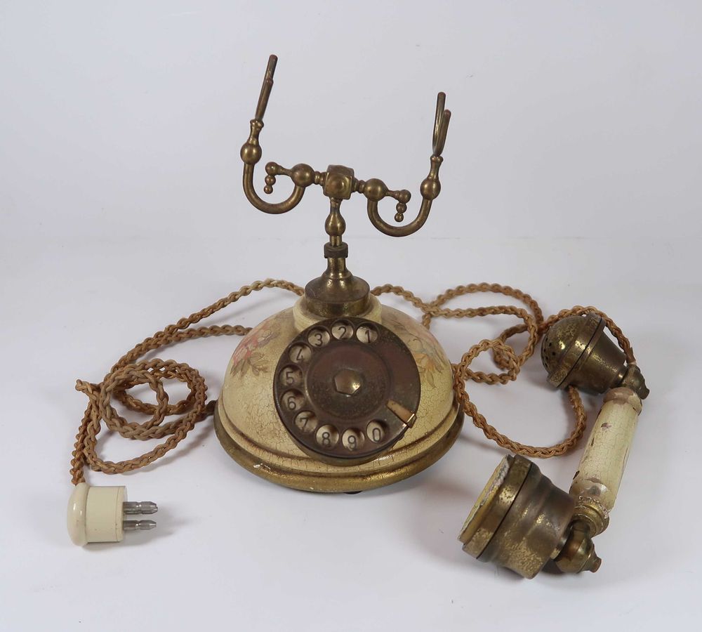 Telefone antigo em madeira e metal